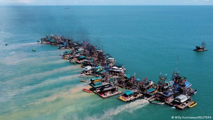 Luftaufnahme an der Südküste der Insel Bangka in Indonesien: Schwimmende hölzerne Pontons, von denen aus der Meeresboden zum Abbau des Zinnerzvorkommen ausgebaggert wird