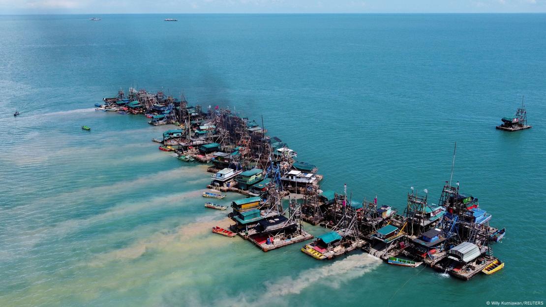 Barcos de drenagem exploram estanho na costa de Toboali, na Indonésia