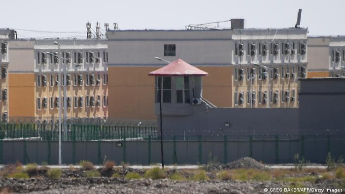 Esta foto tomada el 2 de junio de 2019 muestra los edificios del Centro de Servicios de Formación de Habilidades Vocacionales de la ciudad de Artux, donde están detenidas las minorías étnicas mayoritariamente musulmanas, al norte de Kashgar, en la región noroccidental china de Xinjiang.