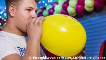 2019-08-02 15:35:49 VENRAY - Ein Kunde atmet bei der Eröffnung des Valse Lucht-Geschäfts Lachgas ein. Im ersten Lachgasladen in den Niederlanden kann man auf einem der 30 Kinositze einen Ballon mit Lachgas kaufen und konsumieren. Der Gebrauch und Verkauf von Lachgas ist nicht verboten. ANP PIROSCHKA DER HOCHZEIT