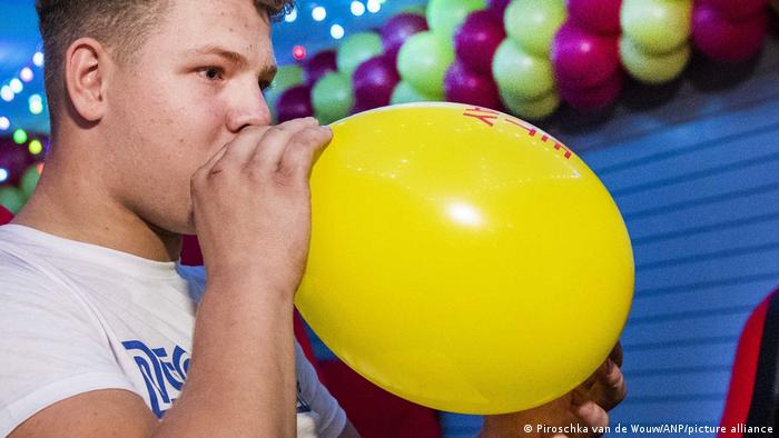 Най-често райският газ се вдишва с балони