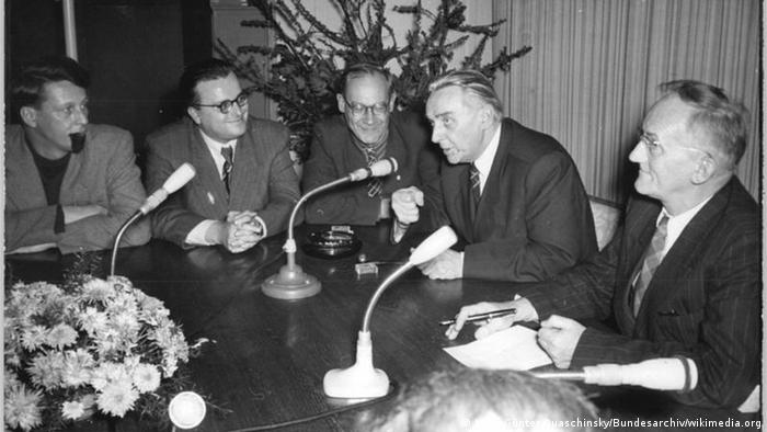 1954年，李德（左三）參加蘇聯和德國作家科學家研討會。