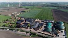 Hier verdichten. Unterkannte des Fotos bitte die Hofanlage. Rechter Rand vom Bild die grüne Biogasanlage. Im Hintergrund sieht man dann die Windanlagen links
Sprakebüll: Landwirtschaftlicher Betrieb, Biogasanlage und Firmensitz von Sonnenenergie Andresen GmbH. Im Hintergrund Wind und Solarparks von Sprakebüll
Stichwörter: Sprakebüll, Solarenergie; Photovoltaik, Fotovoltaik Quelle: SEA, Rechtefrei