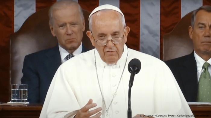 Papst Franziskus am Mikrofon im US-Kongress. Im Hintergrund links Joe Biden, rechts Parlamentspräsident John Boehner