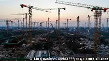 ©/MAXPPP - XIONG'AN, CHINA - AUGUST 22: Cranes stand at construction sites at the Xiong'an New Area, another new economic zone of national significance after the Shenzhen Special Economic Zone and the Shanghai Pudong New Area, on August 22, 2020 in Xiong'an New Area, Hebei Province of China. (Photo by Liu Quanle/VCG)