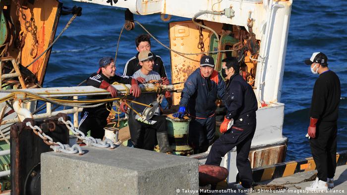 俄罗斯已暂停执行俄日1998年缔结的允许日本渔船在北方四岛（俄罗斯称南千岛群岛）周边水域进行捕捞等的安全作业协定。