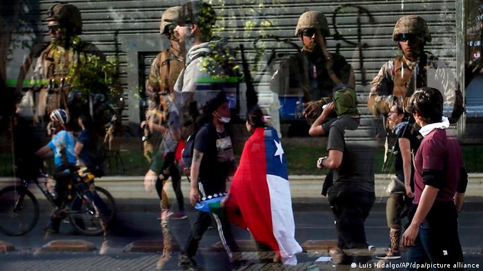 Soldados vigilan el paso de manifestantes en Santiago de Chile. 