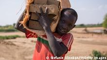 *** Dieses Bild ist fertig zugeschnitten als Social Media Snack (für Facebook, Twitter, Instagram) im Tableau zu finden: Fach „Images“ ***
A child carries bricks to an oven near Nyamlel, South Sudan on March 22, 2018.
Child labour has been on the rise in South Sudan, a country where 60 percent of the population is under 18 and Unicef says that over 70 percent of children dont attend school. In Nyamlel, up to 30 children work in the brickmaking business and they make between 50-100 South Sudanese Pounds (1USD = 240 SSP on the black market). A brick factory owner said that he hires children because they are cheaper and he additionally thinks he is helping families survive. / AFP PHOTO / Stefanie GLINSKI (Photo credit should read STEFANIE GLINSKI/AFP via Getty Images)