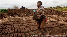 *** Dieses Bild ist fertig zugeschnitten als Social Media Snack (für Facebook, Twitter, Instagram) im Tableau zu finden: Fach „Images“ ***
A boy lifts dry raw bricks and takes them to a kiln where they will be burned during work to earn money at Jumpha Village, Traditional Authority Chitukula in Lilongwe, central Malawi, June 7, 2019. - Child labour is still a problem in Malawi due to two factors of poverty and culture. June 12 marks International Day against Child Labour. The International Labour Organization (ILO) launched the World Day Against Child Labour in 2002 to focus attention on the global extent of child labour and the action and efforts needed to eliminate it. Each year on June 12 , the World Day brings together governments, employers and workers organizations, civil society, as well as millions of people from around the world to highlight the plight of child labourers and what can be done to help them. (Photo by AMOS GUMULIRA / AFP) (Photo credit should read AMOS GUMULIRA/AFP via Getty Images)
