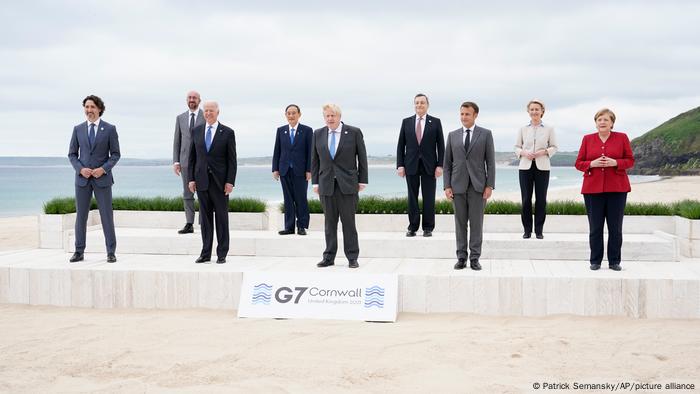 Gruppenfoto der G7-Führer am Strand