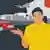 Ilustração com uma pessoa tendo ao fundo um carro, torneira pingando, avião, fumaça industrial 