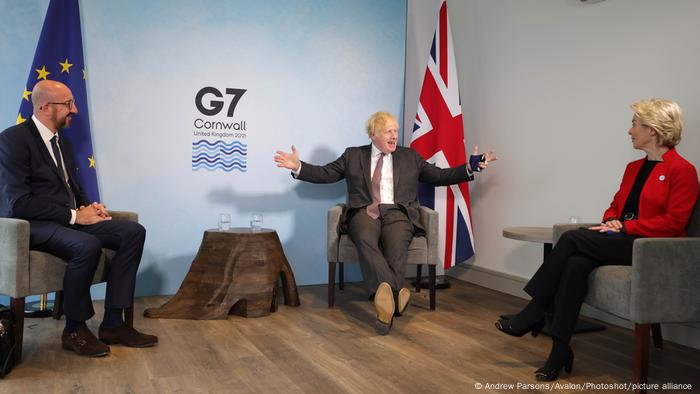 Charles Michel, Ursula von der Leyen und Boris Johnson mit weit ausgebreiteten Armen Charles Michel, Ursula von der Leyen und Boris Johnson mit weit ausgebreiteten Armen