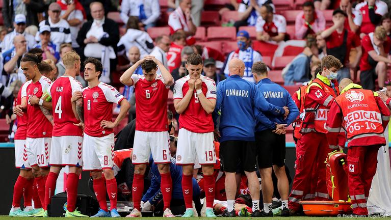 Zagueiro desmaia em campo e jogo é suspenso no Campeonato Inglês