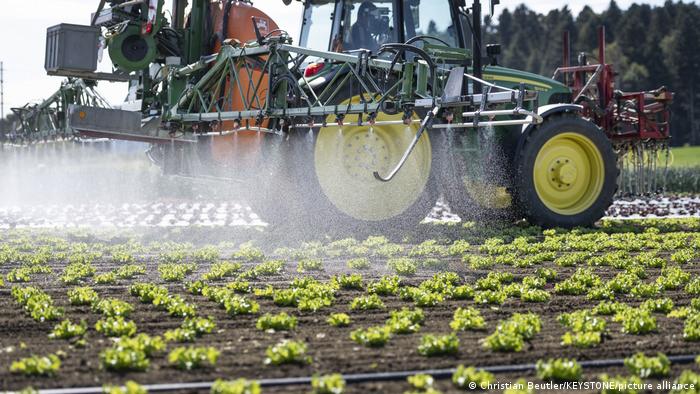 Traktor sprüht Pflanzenschutzmittel