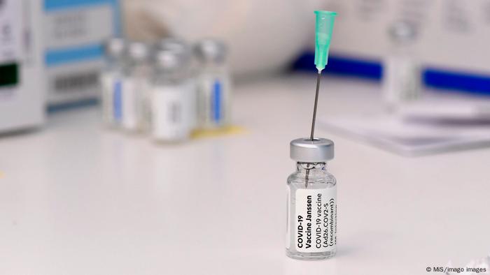 Un flacon de vaccin avec une aiguille