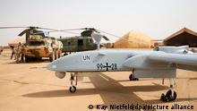 Eine Drohne vom Typ Heron 1 steht am 19.12.2016 in Gao, im Norden von Mali, auf dem Rollfeld vom Camp Castor. Foto: Kay Nietfeld/dpa ++
