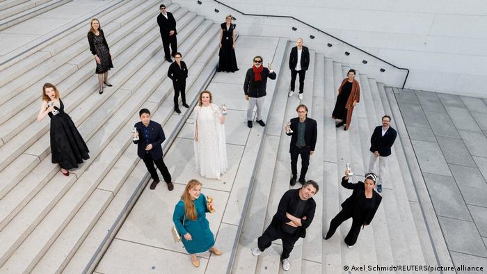 Die Preisträgerinnen und Preisträger der Berlinale 2021 posieren auf einer Treppe mit ihren Bären.