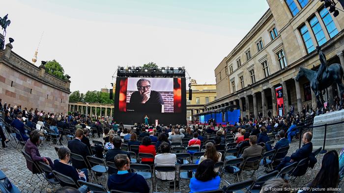 Publikum sitzt 2021 in einem Open-Air-Kino der Berlinale.