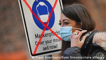 Οι πολίτες στη Γερμανία θέλουν να ξέρουν τι θα γίνει τελικά με τις μάσκες