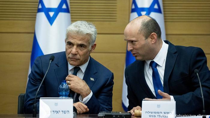 Yair Lapid und Naftali Bennett sit in Cabinet meeting 