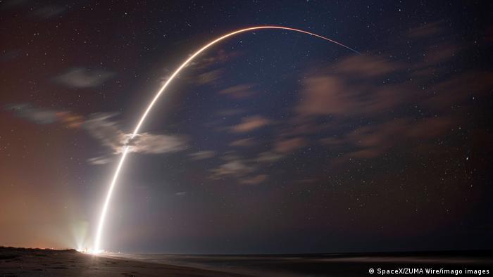USA Raketenstart: Falcon 9 Rakete hebt von Cape Canaveral in Florida ab