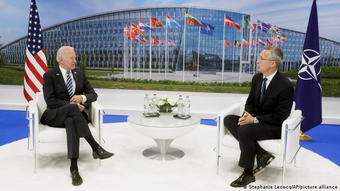 Belgien Brüssel | Joe Biden im Gespräch mit Jens Stoltenberg