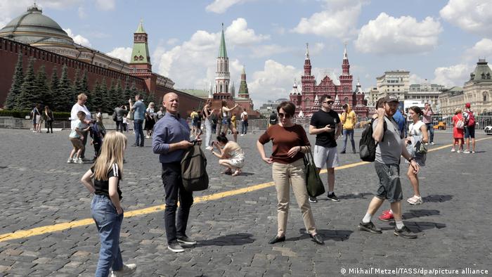 Les gens marchent sur la Place Rouge de Moscou