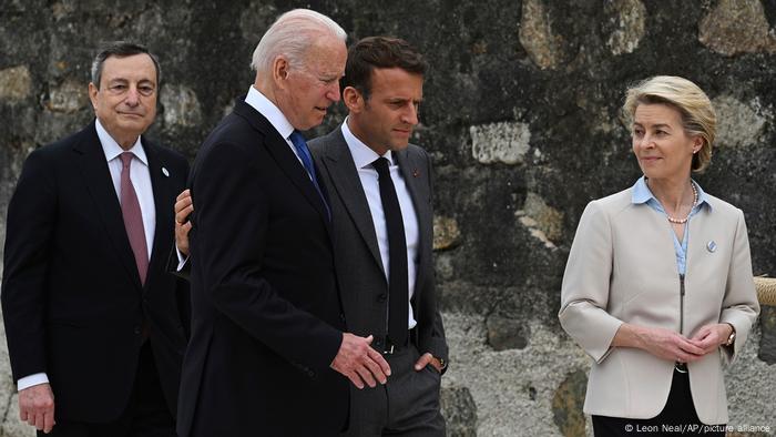 anglais |  Sommet du G7 2021 |  Joe Biden, Emmanuel Macron et Ursula von der Leyen 