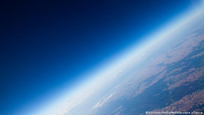 Blick auf die Erde und die Luftschichten, die sie umgeben aus ca 20 km Höhe.