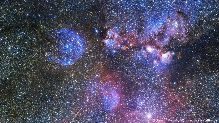Endloses Universum mit Sternen und Galaxien im Weltraum