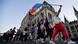 Manifestantes protestam em frente ao Parlamento húngaro, em Budapeste, contra uma lei que supostamente fere os direitos da comunidade LGBTQ Manifestantes protestam em frente ao Parlamento húngaro, em Budapeste, contra uma lei que supostamente fere os direitos da comunidade LGBTQ