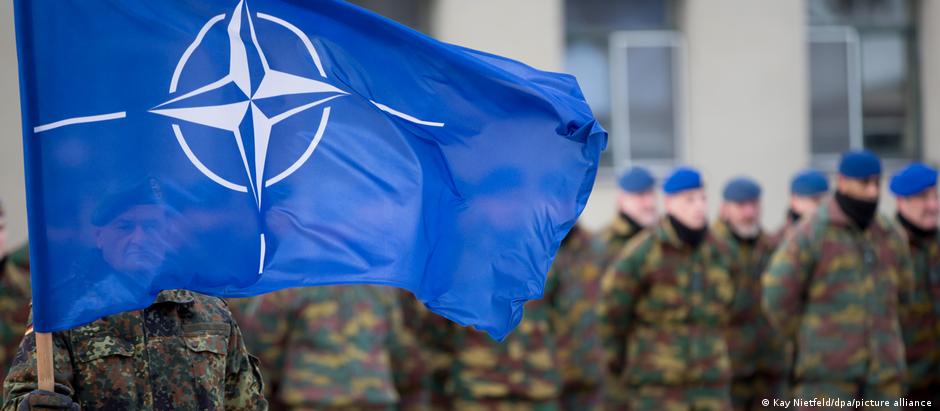 Солдати Бундсверу в Литві з прапором НАТО