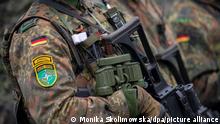 Soldaten der Enhanced Forward Presence (eFP) Battle Group in voller Ausrüstung warten auf den Besuch der deutschen Verteidigungsministerin.