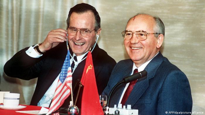 George Bush şi Mihail Gorbaciov în Malta, pe 2 decembrie 1989
