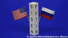 26.05.2021, Borkwalde, Brandenburg, An Buchstabenwuerfeln mit den Schriftzuegen Biden und Putin stehen die Flaggen von Russland und den USA.