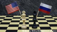 28.05.2021, Borkwalde, Brandenburg, Auf einem Schachbrett stehen zwei Koenige mit den Flaggen von Russland und den USA.