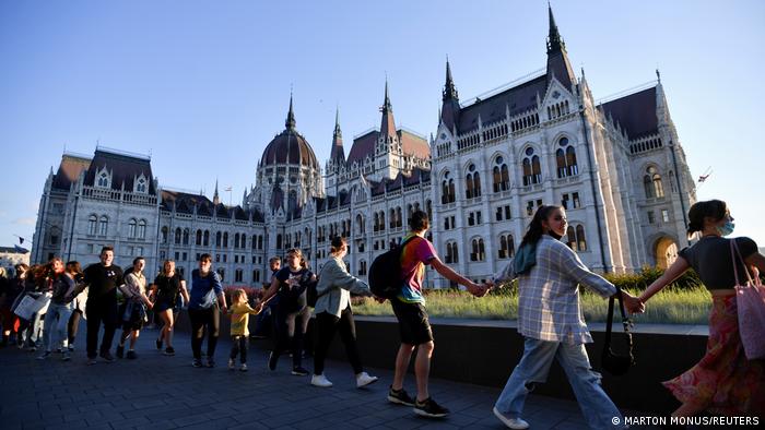 Людський ланцюг довкола будівлі угорського парламенту в Будапешті на знак протесту проти ухвалення закону, 14 червня