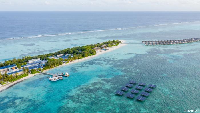 Solaranlage auf dem Meer vor einer Insel auf den Malediven
