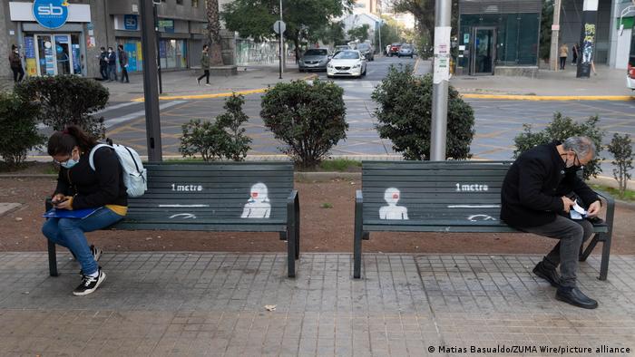 Pejalan kaki duduk di Chili Santiago dengan jarak sosial
