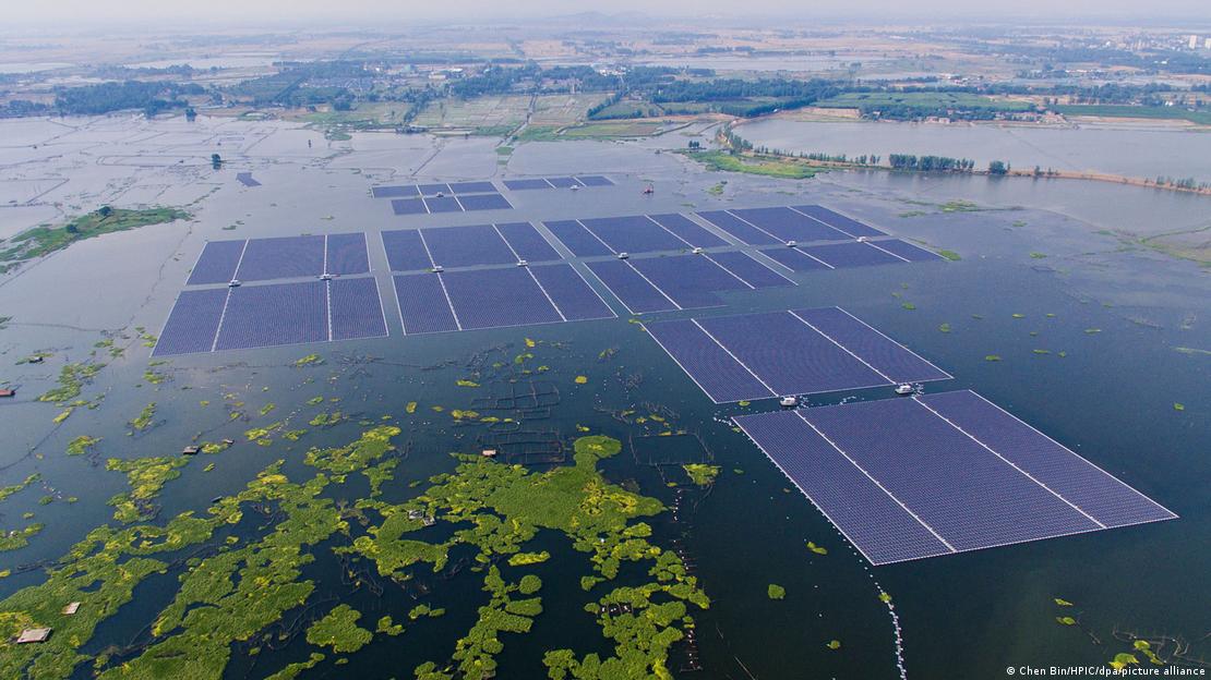 Maior usina solar do mundo em Huainan, na China, com inúmeros painéis flutuantes em uma lagoa