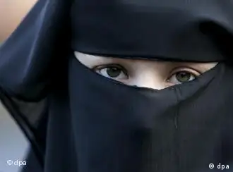 法国国民议会通过了禁止穿戴布卡罩袍的法案