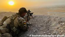 Ein Soldat des Kommando Spezialkräfte (KSK) sichert das Gelände nahe des Camps Marmal im Norden Afghanistans. Die KSK-Beamten sichern den Abzug der Bundeswehr aus Afghanistan. (zu dpa «Abschlussbericht: KSK hat Reformprogramm weitgehend erfüllt») +++ dpa-Bildfunk +++
