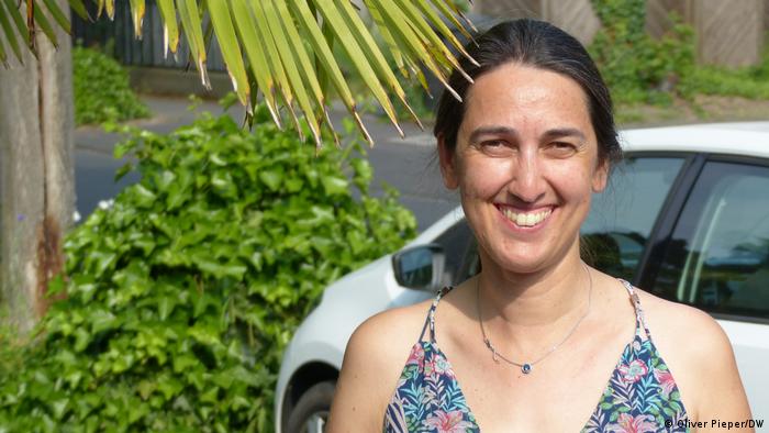 Pia Chaudhary lächelt in der Sommersonne