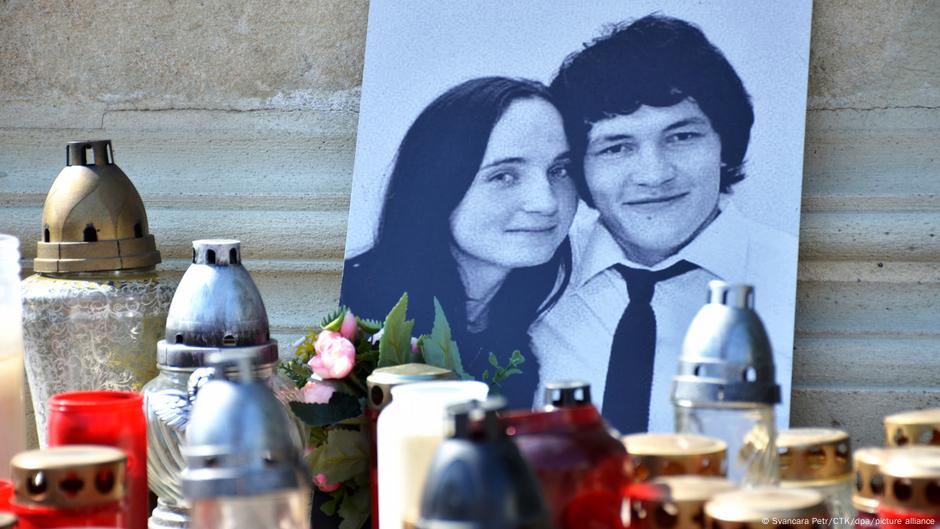 Cveće i sveće za ubijene Jana Kucijaka i njegovu verenicu Martinu Kušnirovo