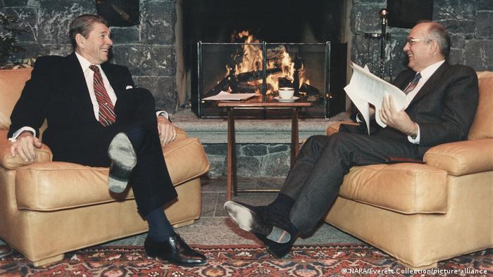 US President Ronald Reagan and General Secretary Mikhail Gorbachev in Geneva in 1985