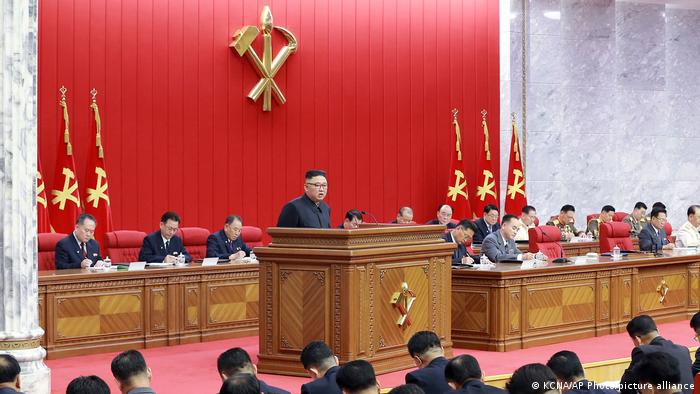 Ким Чен Ун на заседание на Работническата партия в Пхенян, 15 юни 2021