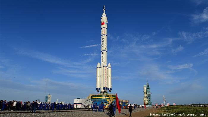 Die bemannte Raumsonde Shenzhou-12 und eine Trägerrakete Long March-2F werden zum Startbereich des Jiuquan Satellite Launch Center im Nordwesten Chinas gebracht.