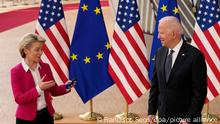 *** Dieses Bild ist fertig zugeschnitten als Social Media Snack (für Facebook, Twitter, Instagram) im Tableau zu finden: Fach „Images“ —> Weltspiegel/Bilder des Tages ***
Ursula von der Leyen (CDU), Präsidentin der Europäischen Kommission, spricht mit Joe Biden, Präsident der USA, während der Ankunft zum EU-USA-Gipfel im Gebäude des Europäischen Rates. Die EU und die USA haben einen Kompromiss im Streit über Strafzölle wegen Subventionen für Airbus und Boeing erzielt und damit einen ihrer schwierigsten Handelskonflikte entschärft. Dies bestätigte EU-Kommissionschefin Ursula von der Leyen am Dienstag am Rande des EU-USA-Gipfels in Brüssel. +++ dpa-Bildfunk +++