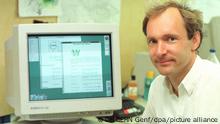 11.06.1994
ARCHIV - Tim Berners-Lee bei CERN in Genf (Archivfoto vom 11.06.1994). Das World Wide Web hat unser Leben drastisch verändert. Dabei wollte der Wissenschaftler Tim Berners-Lee vor 25 Jahren eigentlich den Informationsaustausch unter Kollegen vereinfachen. Foto: CERN Genf dpa - Verwendung nur für redaktionelle Zwecke (zu dpa WWW: Drei Buchstaben die die Welt veränderten vom 04.08.2016) +++ dpa-Bildfunk +++