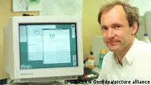 11.06.1994
ARCHIV - Tim Berners-Lee bei CERN in Genf (Archivfoto vom 11.06.1994). Das World Wide Web hat unser Leben drastisch verändert. Dabei wollte der Wissenschaftler Tim Berners-Lee vor 25 Jahren eigentlich den Informationsaustausch unter Kollegen vereinfachen. Foto: CERN Genf dpa - Verwendung nur für redaktionelle Zwecke (zu dpa WWW: Drei Buchstaben die die Welt veränderten vom 04.08.2016) +++ dpa-Bildfunk +++